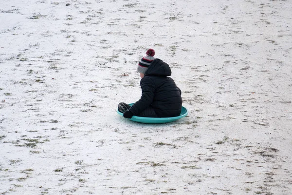 Menino Desconhecido Montando Trenó Abaixo Uma Colina Nevada Inverno — Fotografia de Stock