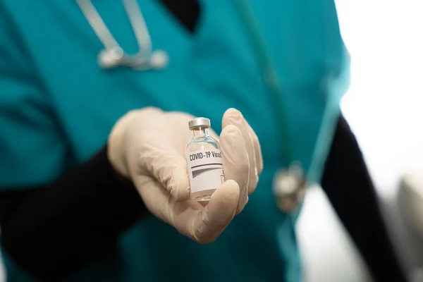 Läkaren Håller Flaska Covid Vaccin Med Handske Hand — Gratis stockfoto