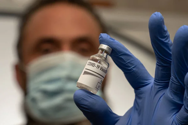 Médico Está Segurando Uma Garrafa Vacina Covid Com Uma Mão — Fotografia de Stock