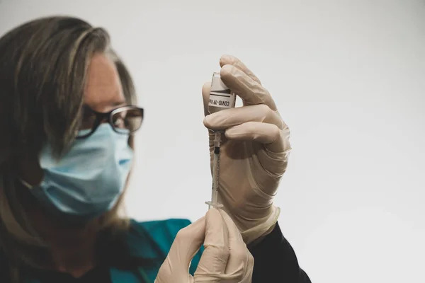 Verpleegkundige Trekt Hevige Vaccinatie Een Spuit — Gratis stockfoto