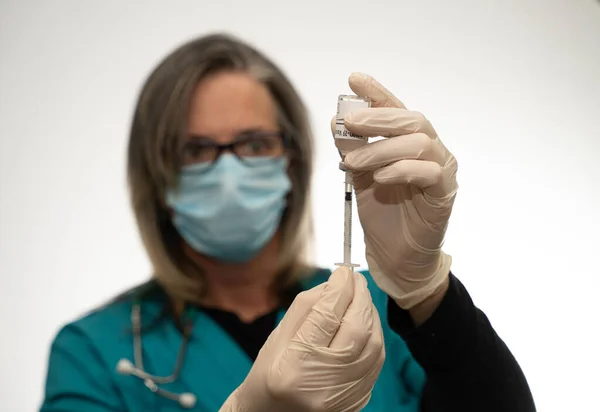 Enfermeiro Puxa Sua Vacinação Vívida Para Uma Seringa — Fotografia de Stock