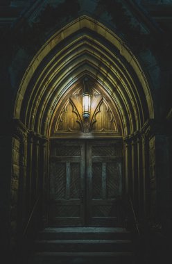 Eski bir kemerin altındaki klasik ön kapılar.