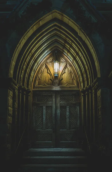 Eski bir kemerin altındaki klasik ön kapılar.