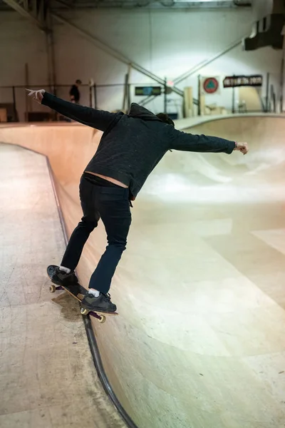 Skaters Practicing Tricks Indoor Skate Park Detroit Michigan January 2021 — Stock Photo, Image
