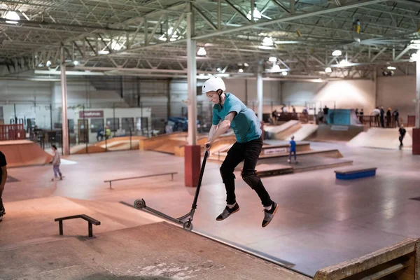 Łyżwiarze Ćwiczą Swoje Triki Krytym Skateparku Detroit Stanie Michigan Stycznia — Zdjęcie stockowe