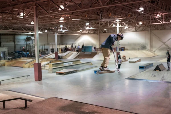 2021年1月13日 在密歇根州底特律市的一个室内溜冰场 选手们正在练习他们的滑板技巧 — 图库照片