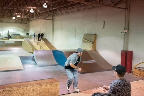 Patinadores Estão Praticando Seus Truques Parque Skate Indoor Detroit Michigan — Fotografia de Stock