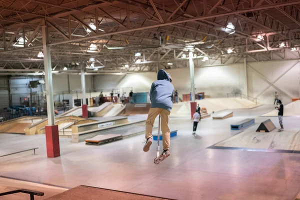 Los Patinadores Están Practicando Sus Trucos Parque Patinaje Cubierto Detroit — Foto de Stock