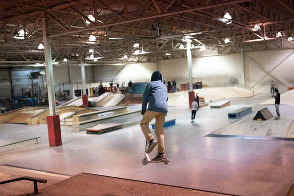 Los Patinadores Están Practicando Sus Trucos Parque Patinaje Cubierto Detroit — Foto de Stock