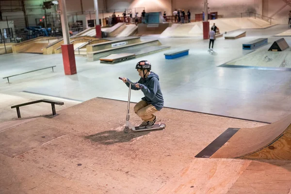 Los Patinadores Están Practicando Sus Trucos Parque Patinaje Cubierto Detroit — Foto de Stock