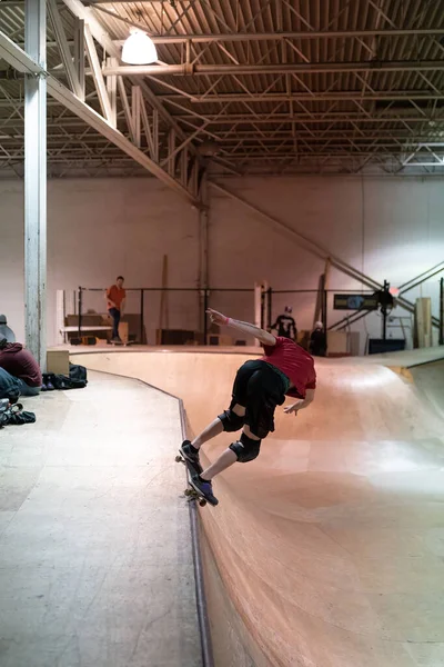 Los Patinadores Están Practicando Sus Trucos Parque Patinaje Cubierto Detroit — Foto de Stock