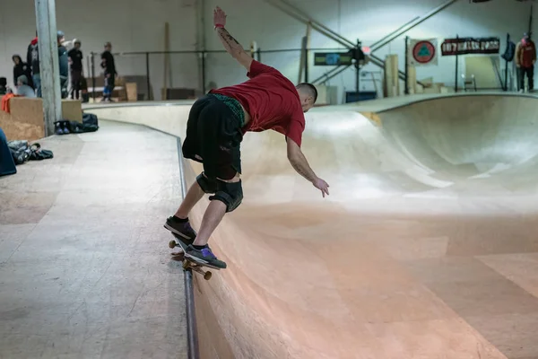 Los Patinadores Están Practicando Sus Trucos Parque Patinaje Cubierto Detroit —  Fotos de Stock