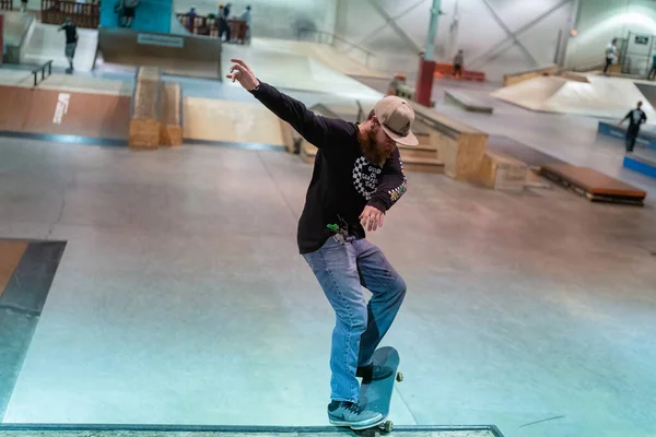 Para Skater Sedang Berlatih Trik Mereka Taman Skate Indoor Detroit — Stok Foto
