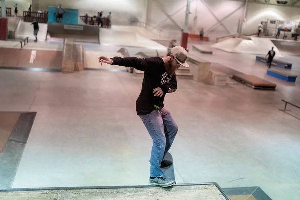 Łyżwiarze Ćwiczą Swoje Triki Krytym Skateparku Detroit Stanie Michigan Stycznia — Zdjęcie stockowe