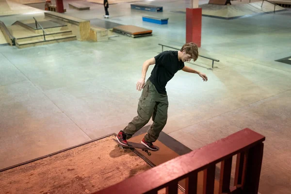 Patinadores Estão Praticando Seus Truques Parque Skate Indoor Detroit Michigan — Fotografia de Stock