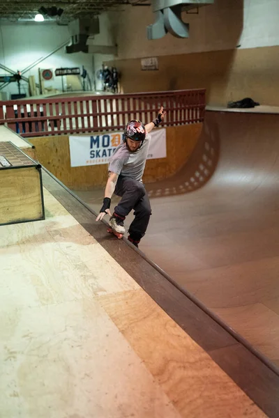 Skejtaři Cvičí Své Triky Krytém Skate Parku Detroitu Michiganu Ledna — Stock fotografie