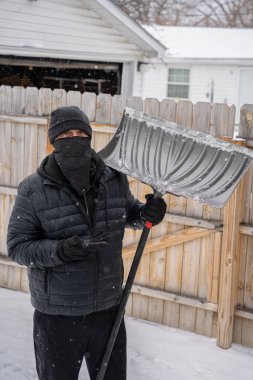 Kar kürekli işçi yolundaki karları temizlemeye ara verdi.
