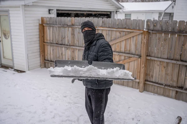 Hombre Está Usando Una Pala Nieve Para Despejar Acera Camino —  Fotos de Stock