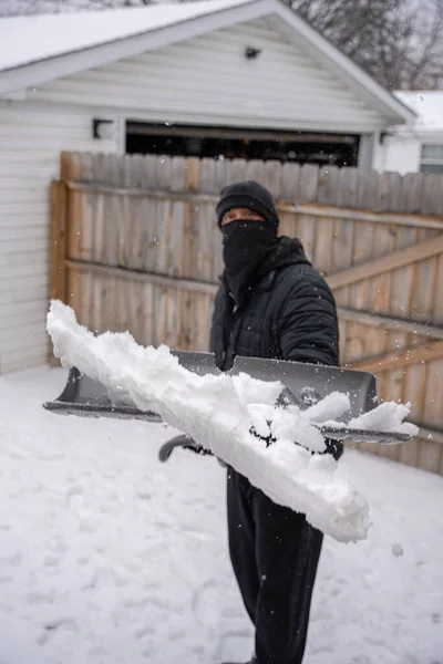 Hombre Está Usando Una Pala Nieve Para Despejar Acera Camino —  Fotos de Stock