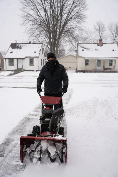 Hombre Sopla Nieve Una Calzada Para Despejar Camino Después Una —  Fotos de Stock