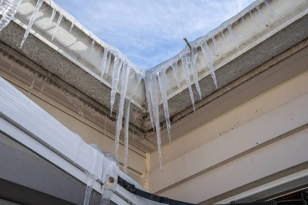 Buz setlerinden sarkan uzun buz sarkıtları olan donmuş oluklar.
