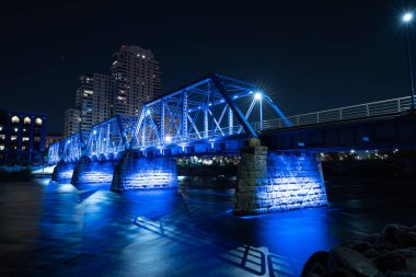 Grand Rapids, Michigan ABD - 9 Ekim 2020: Grand Rapids şehir merkezindeki Mavi Köprü, karanlık çöktükten sonra parlıyor