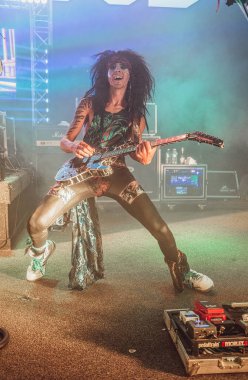 Sunset Boulevard Band, Chesterfield, Michigan 'daki Diesel Concert Lounge hayranları için 06-26-2021' de ilk performansını sergiliyor.