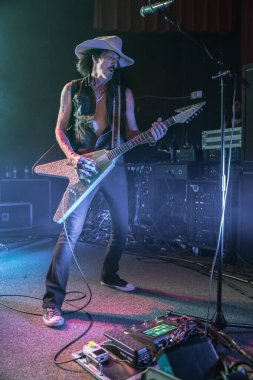 80 'lerin rock grubu Faster Pussycat 7-02-2021' de Chesterfield, Michigan 'daki Diesel Concert Theater' da canlı performans sergiliyor.