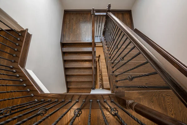 Verzierte Vintage Treppe Aus Dunklem Holz Schraubt Sich Unter Ihnen — Stockfoto