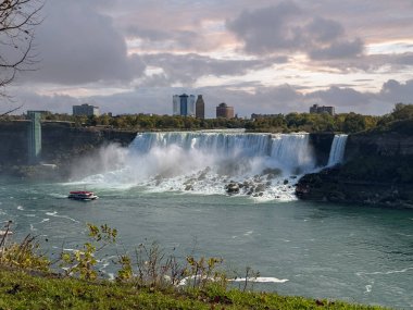 Kanada tarafından sonbaharda yakalanan American Falls, Niagara Şelalesi 'nin üç şelalesinden birini resmediyor.
