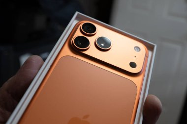Iphone 17 Pro Max 'in kozmik turuncu rengi yeni ve en son modelin yeni tasarımı, rengi ve yeni kamera yapılandırmasını gösteren ambalajlarda kullanılıyor.