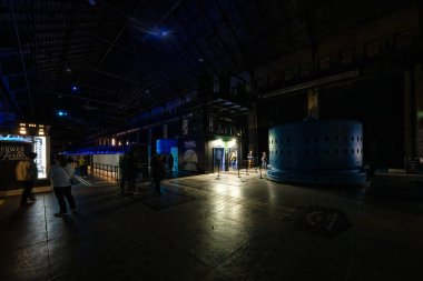 Gece vakti Niagara Park Elektrik Santrali ve Tüneli 'nde parlayan Kanadalı Horseshoe Şelalesi' nde hidroelektrik enerjinin oluşumunu gösteriyor.