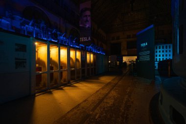 Gece vakti Niagara Park Elektrik Santrali ve Tüneli 'nde parlayan Kanadalı Horseshoe Şelalesi' nde hidroelektrik enerjinin oluşumunu gösteriyor.