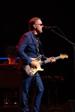 Joe Bonamassa 7 Kasım 2025 'te Detroit, Michigan' daki Fox Theater 'da canlı performans sergiliyor.