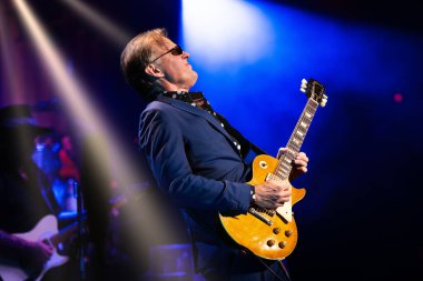 Joe Bonamassa 7 Kasım 2025 'te Detroit, Michigan' daki Fox Theater 'da canlı performans sergiliyor.