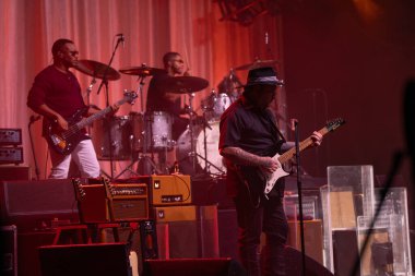 Joe Bonamassa 7 Kasım 2025 'te Detroit, Michigan' daki Fox Theater 'da canlı performans sergiliyor.