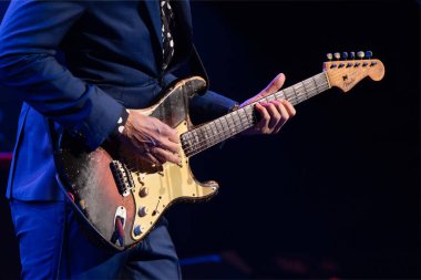 Joe Bonamassa 7 Kasım 2025 'te Detroit, Michigan' daki Fox Theater 'da canlı performans sergiliyor.