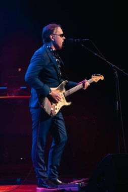 Joe Bonamassa 7 Kasım 2025 'te Detroit, Michigan' daki Fox Theater 'da canlı performans sergiliyor.