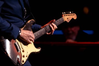 Joe Bonamassa 7 Kasım 2025 'te Detroit, Michigan' daki Fox Theater 'da canlı performans sergiliyor.