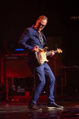 Joe Bonamassa 7 Kasım 2025 'te Detroit, Michigan' daki Fox Theater 'da canlı performans sergiliyor.