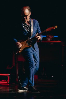 Joe Bonamassa 7 Kasım 2025 'te Detroit, Michigan' daki Fox Theater 'da canlı performans sergiliyor.