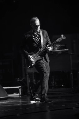 Joe Bonamassa 7 Kasım 2025 'te Detroit, Michigan' daki Fox Theater 'da canlı performans sergiliyor.