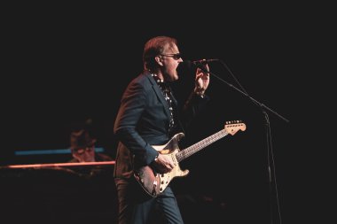 Joe Bonamassa 7 Kasım 2025 'te Detroit, Michigan' daki Fox Theater 'da canlı performans sergiliyor.