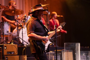 Joe Bonamassa 7 Kasım 2025 'te Detroit, Michigan' daki Fox Theater 'da canlı performans sergiliyor.