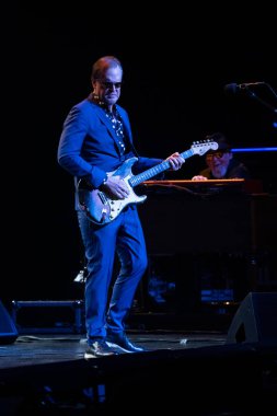 Joe Bonamassa 7 Kasım 2025 'te Detroit, Michigan' daki Fox Theater 'da canlı performans sergiliyor.