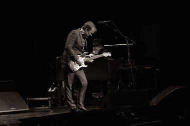 Joe Bonamassa 7 Kasım 2025 'te Detroit, Michigan' daki Fox Theater 'da canlı performans sergiliyor.