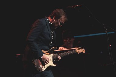 Joe Bonamassa 7 Kasım 2025 'te Detroit, Michigan' daki Fox Theater 'da canlı performans sergiliyor.