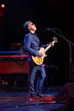 Joe Bonamassa 7 Kasım 2025 'te Detroit, Michigan' daki Fox Theater 'da canlı performans sergiliyor.