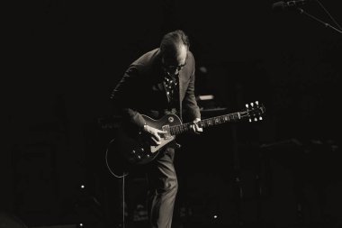 Joe Bonamassa 7 Kasım 2025 'te Detroit, Michigan' daki Fox Theater 'da canlı performans sergiliyor.