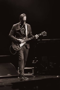 Joe Bonamassa 7 Kasım 2025 'te Detroit, Michigan' daki Fox Theater 'da canlı performans sergiliyor.